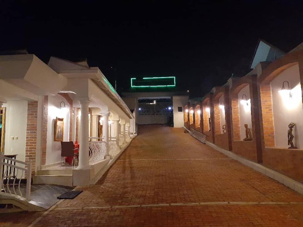 Cari Hotel Kigali Exterior foto