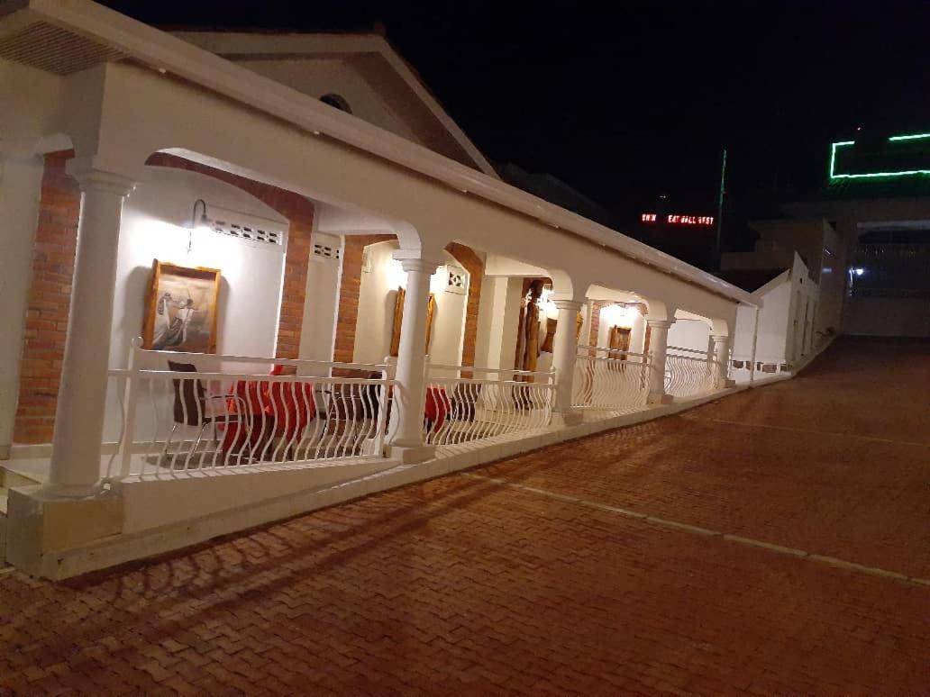 Cari Hotel Kigali Exterior foto